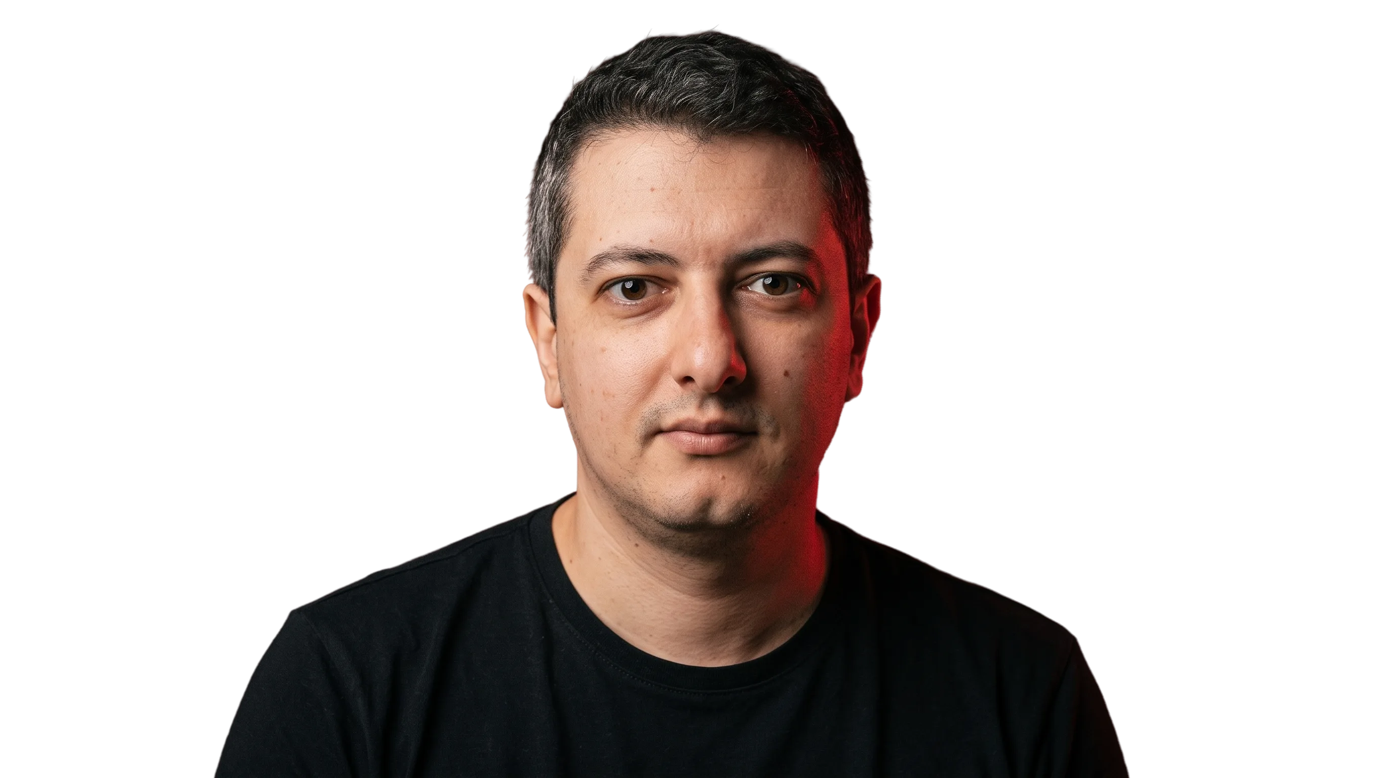 Rafael Fraga, webdesigner, de braços cruzados sob luz vermelha